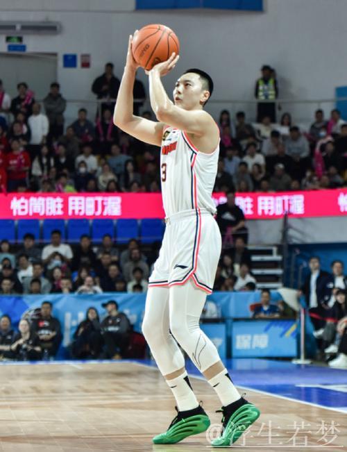 伯克30+10+6胡明轩斩15分 广东击败吉林豪取三连胜